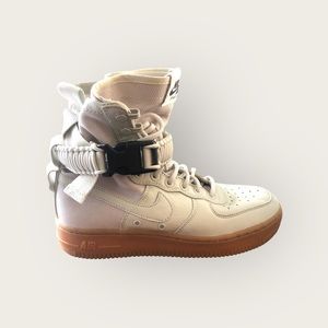 2017
Wmns SF Air Force 1 High 'Light Bone' Size 7.5